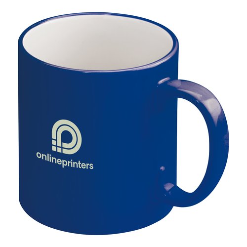 Blaue Keramiktasse mit Henkel.