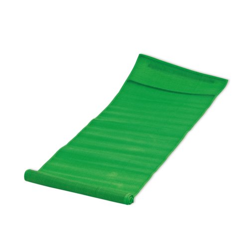 Grne Strandmatte aus Stoff, rollbar.