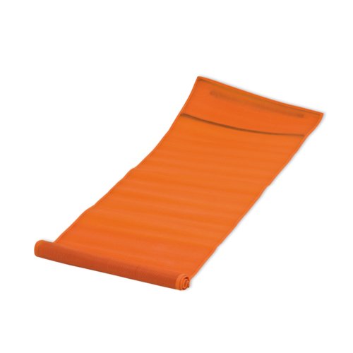 Orangefarbene Strandmatte aus Textilgewebe, aufrollbar.