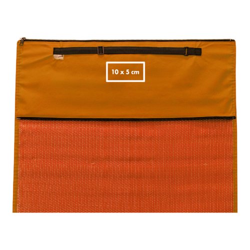 Orangefarbene Strandmatte mit Tragegriff und Reiverschluss.