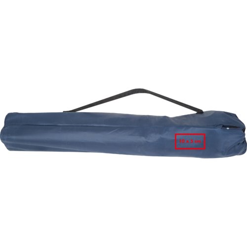 Blauer, faltbarer Sessel mit Tragetasche.
