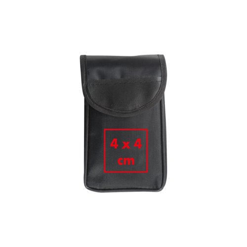 Schwarze Tasche aus Stoff mit Klettverschluss.