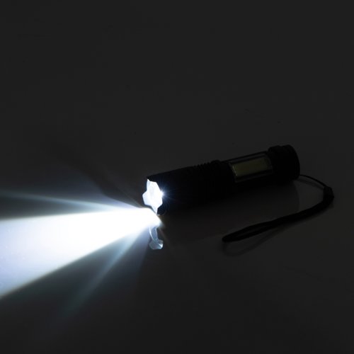 Schwarze, wiederaufladbare Taschenlampe mit Trageschlaufe.