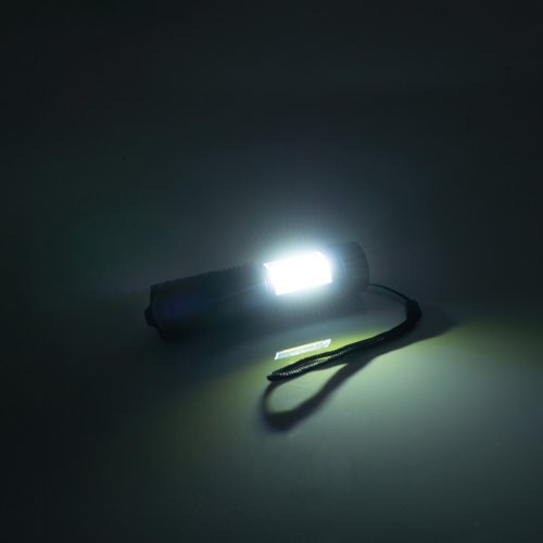 Schwarze, wiederaufladbare Taschenlampe mit Handschlaufe.