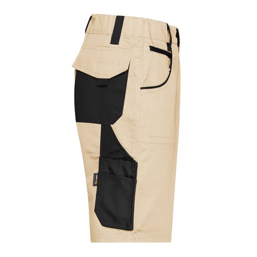 Beige/schwarze Shorts aus Polyester-Baumwoll-Mischgewebe mit mehreren Taschen.