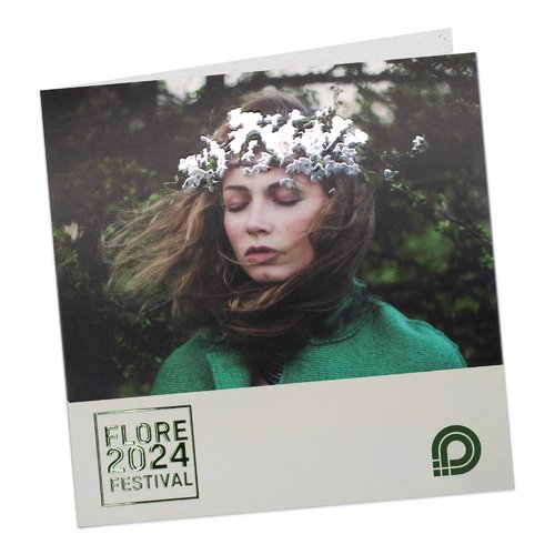 Papier-Klappkarten im Hochformat mit partiellem UV-Lack.