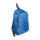 Blauer Rucksack mit verstellbaren Trgern und elastischen Kordeln.