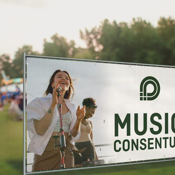 Bild Bauzaunbanner auf einem Festival mit Festivalmotiv auf dem Bauzaunbanner.
