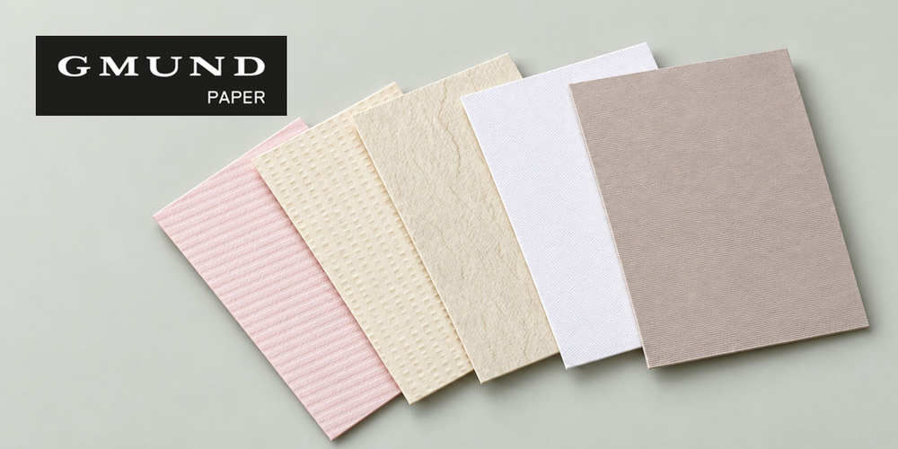 Bild F�nf Gmund-Designpapiere (Rococo, Verg� beige, Baroque, Modern Art, Renaissance) als F�cher mit Gmund-Paper-Logo
