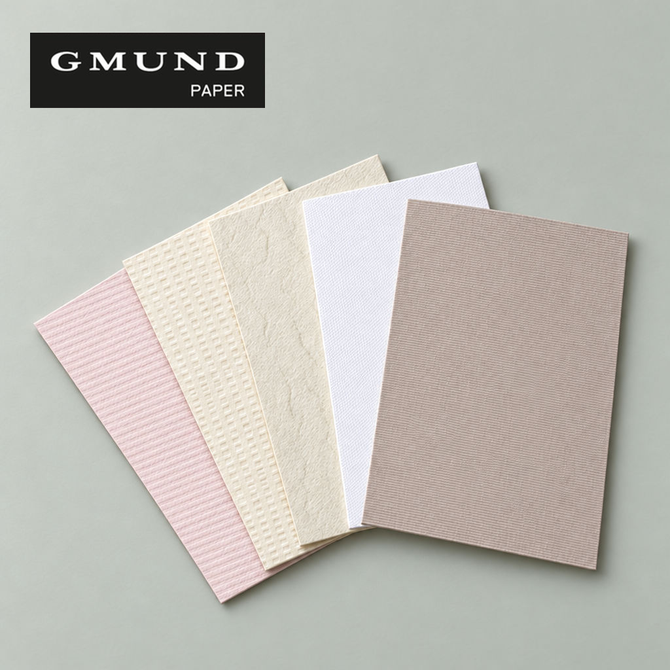 Bild F�nf Gmund-Designpapiere (Rococo, Verg� beige, Baroque, Modern Art, Renaissance) als F�cher mit Gmund-Paper-Logo