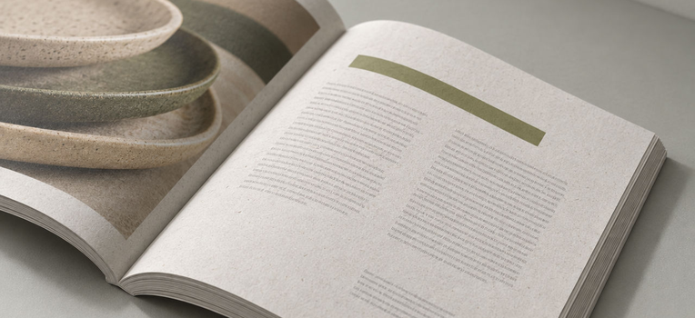 Bild Aufgeschlagener Katalog aus ungestrichenem Recyclingpapier mit sichtbarer Faserstruktur