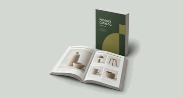 Bild Aufgeschlagener Produktkatalog vor einem stehenden geschlossenen Katalog