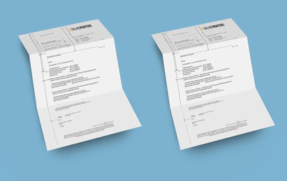 Bild Zwei Geschäftsbriefe vor blauem Hintergrund.