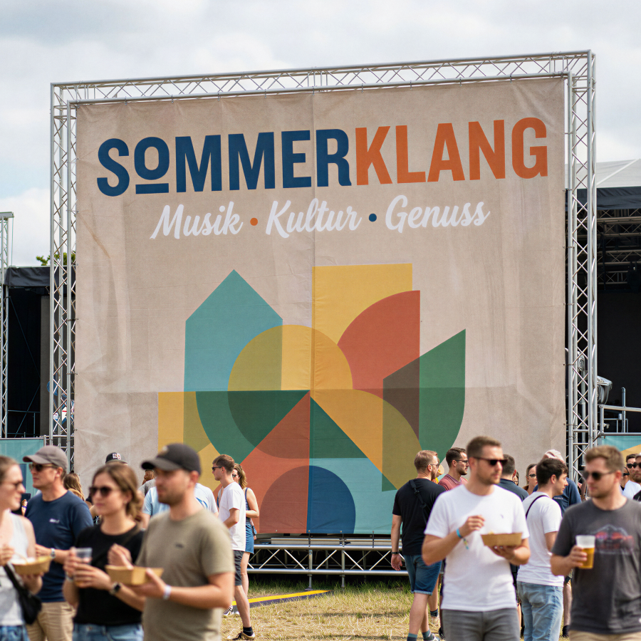 Bild Bedrucktes Werbebanner an einem Geb�ude
