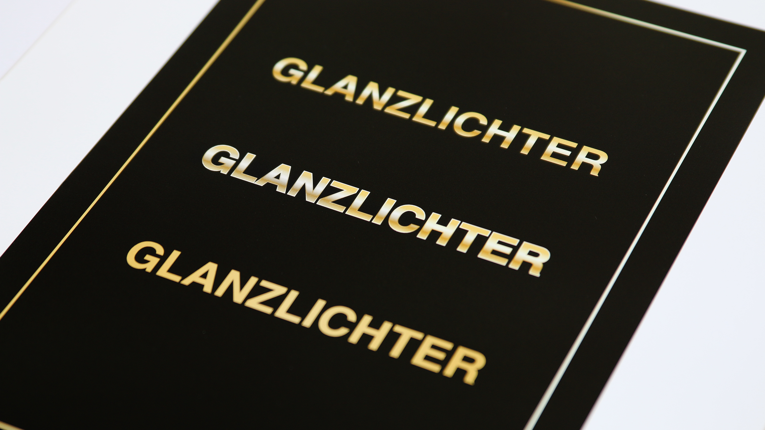 InDesign-Tutorial: Gold CMYK - glänzendes Bilderdruckpapier