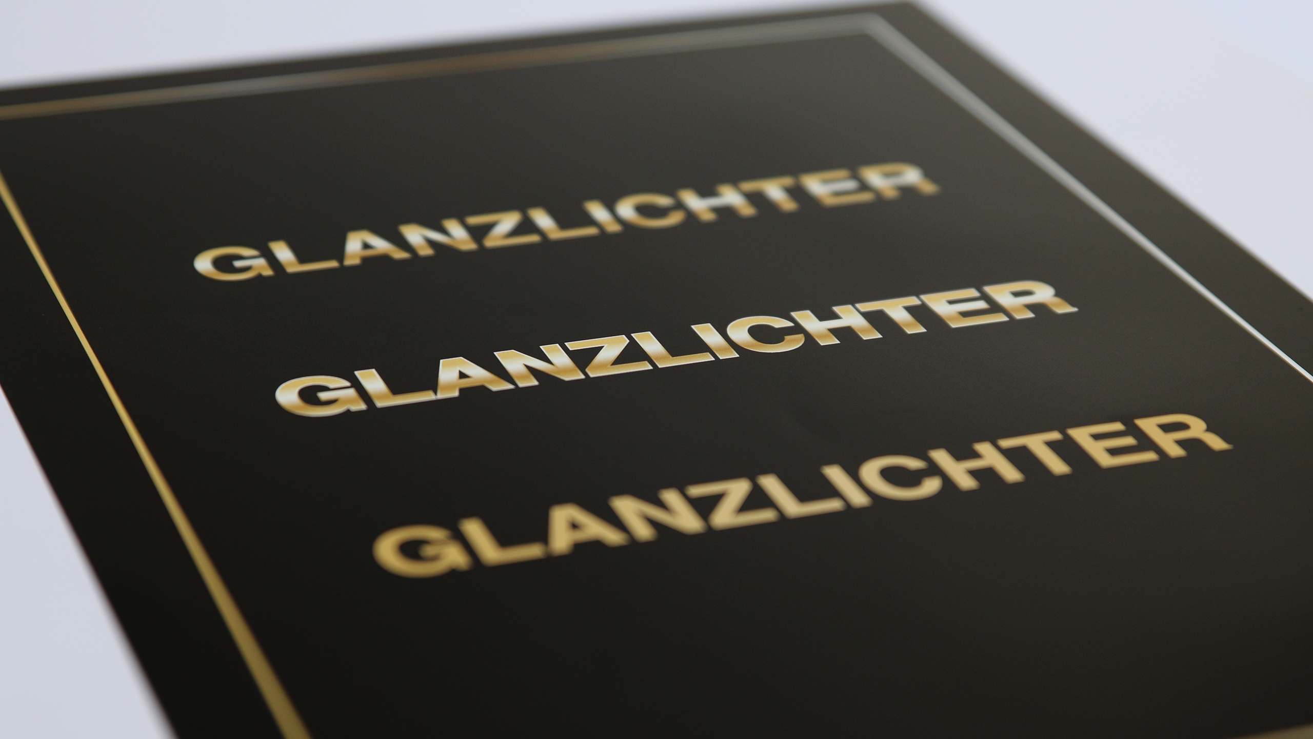 InDesign-Tutorial: Gold CMYK - glänzendes Bilderdruckpapier