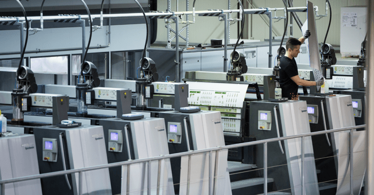 Drucken, falzen, heften: Das passiert in den Hallen von diedruckerei.de – eine der größten Onlinedruckereien Europas