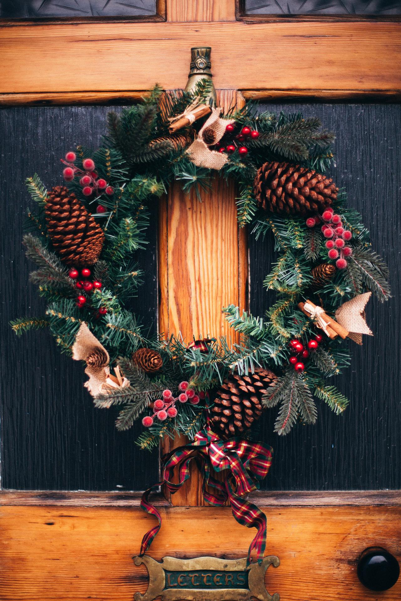 Kleine Geschenke und bunte Weihnachtsdeko auf rustikalem Holz