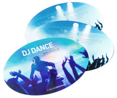 Drei ovale Flyer zeigen einen DJ auf der Bühne, umgeben von einer jubelnden Menge. Auf dem blauen, von Scheinwerfern beleuchteten Hintergrund sind die Worte „DJ DANCE“ und „MUSIC EVENT“ zu sehen. Ideal, um Ihre Musik-Osteraktionen mit unschlagbarer Energie zu promoten.