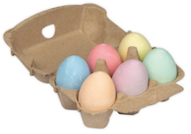 Ein Eierkarton aus Pappe enthält sechs pastellfarbene Eier in Rosa, Gelb, Blau, Grün, Pfirsich und Lila – eine lebendige Präsentation, die sich perfekt für jede Osteraktion eignet. Der Karton ist geöffnet und präsentiert die Eier, die gemütlich in das braune Material eingebettet sind.
