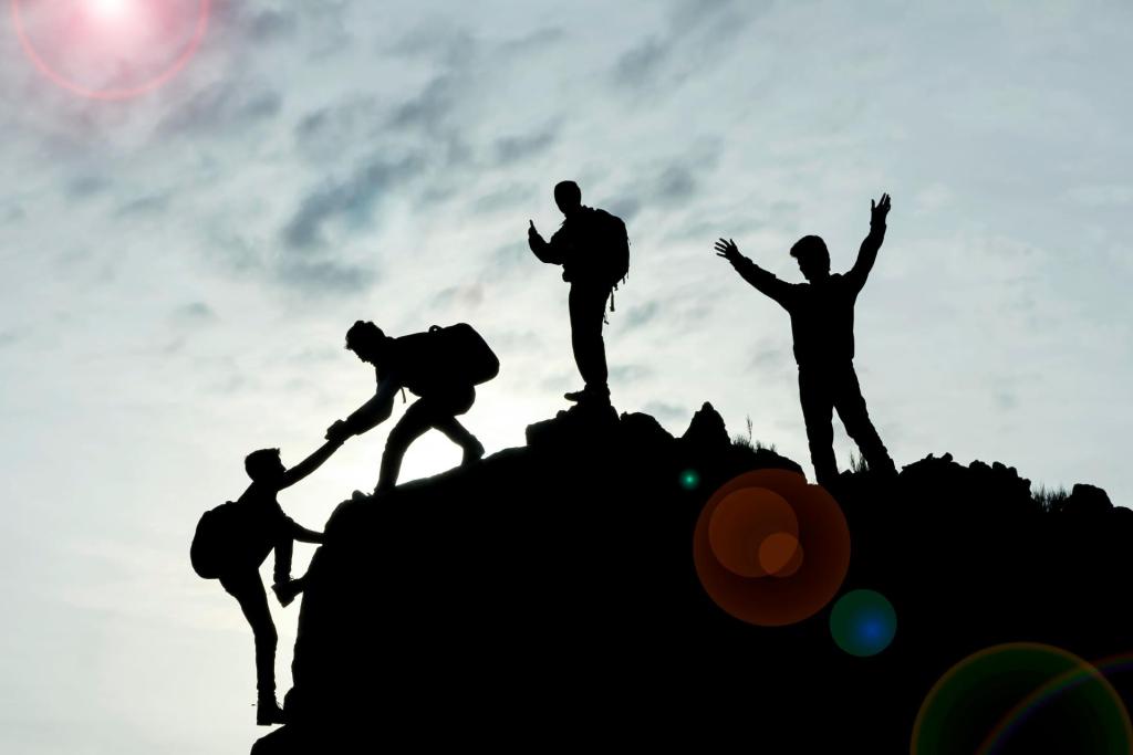 Personen erklimmen einen Gipfel und helfen sich gegenseitig - echte Teamarbeit.