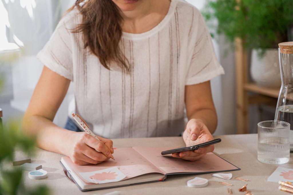 Frau sitzt mit Handy und Stift in der Hand vor einem Notizbuch und plant den Termin für ein Teamevent.